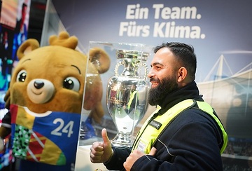 EM-Pokal zu Gast im Berliner Hauptbahnhof