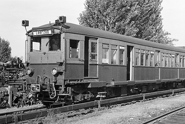 100 Jahre S-Bahn Berlin - S-Bahn Bauart Bernau - BR 169, auch als Bauart 1924, geliefert 1925; als Halbzüge konzipiert, die aus zwei vierachsigen Triebwagen und drei zweiachsigen Beiwagen bestanden. Einige Züge überstanden den Weltkrieg. Ende der 50er Jahre erhielten die Triebwagen die Stirnfront der Bauart Stadtbahn (165er). Nach dem Mauerbau verkehrten diese Züge nicht mehr. Einer wurde zum Gerätezug umgebaut, von anderen verwendete man Teile zum Bau der U-Bahnwagen für die U5 Alex - Friedrichsfelde.