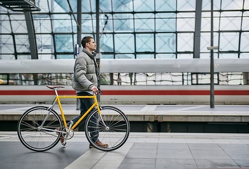 Ein Reisender schiebt ein Fahrrad über den Bahnsteig im Berliner Hbf