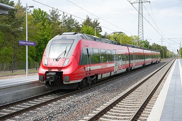 (Potsdam, 29.04.2024) Bahnhof Pirschheide nach 25 Jahren wieder am Berliner Außenring angeschlossen. Halte für neue Zugverbindung RB22 - in 20 Minuten zum Flughafen BER. Gemeinsame Investition von Bund, Land und DB von über 14 Millionen Euro für eine starke Schiene.