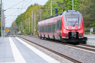 (Potsdam, 29.04.2024) Bahnhof Pirschheide nach 25 Jahren wieder am Berliner Außenring angeschlossen. Halte für neue Zugverbindung RB22 - in 20 Minuten zum Flughafen BER. Gemeinsame Investition von Bund, Land und DB von über 14 Millionen Euro für eine starke Schiene. ET 442 der DB Regio als RB22