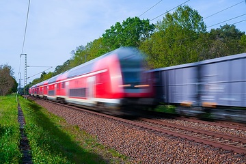 Unterwegs mit dem Regionalexpress von DB Regio Nordost. Motiv mit Bewegungsunschärfe bei Trebbin.