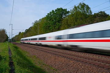 ICE des DB Fernverkehr mit Bewegungsunschärfe (bei Trebbin)