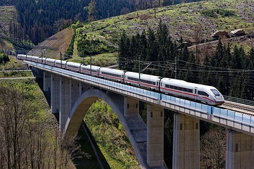 ICE 4 (Baureihe 412) München – Berlin – Hamburg auf der Schnellfahrstrecke durch den Thüringer Wald, Brücke Dunkeltal am Scheitelpunkt der Strecke.