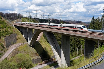 ICE 3 (Baureihe 403) als ICE Sprinter auf der Schnellfahrstrecke durch den Thüringer Wald, Brücke Grubental am Scheitelpunkt der Strecke.