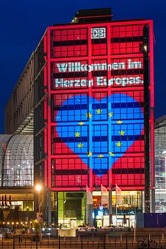Illumination des Berliner Hauptbahnhofes aus Anlass des Europatages