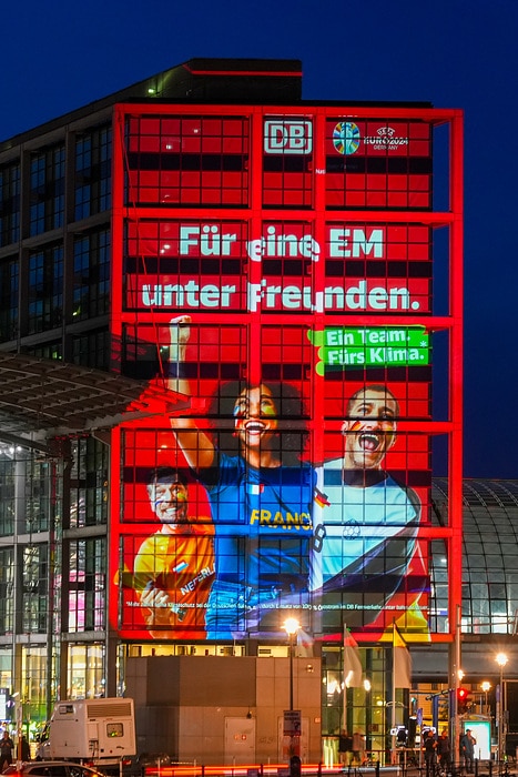 DB256415 Illumination des Berliner Hbf aus Anlass des Europatages