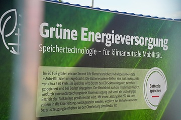 (Tübingen, 14.05.2024) DB Energie hat Innovationshub in Tübingen in Betrieb genommen • DB koppelt bundesweit erstmals Oberleitung mit Wasserstofferzeugungsanlage und Batteriespeicher • Lokal erzeugter Ökostrom soll künftig direkt in die Oberleitung eingespeist werden.