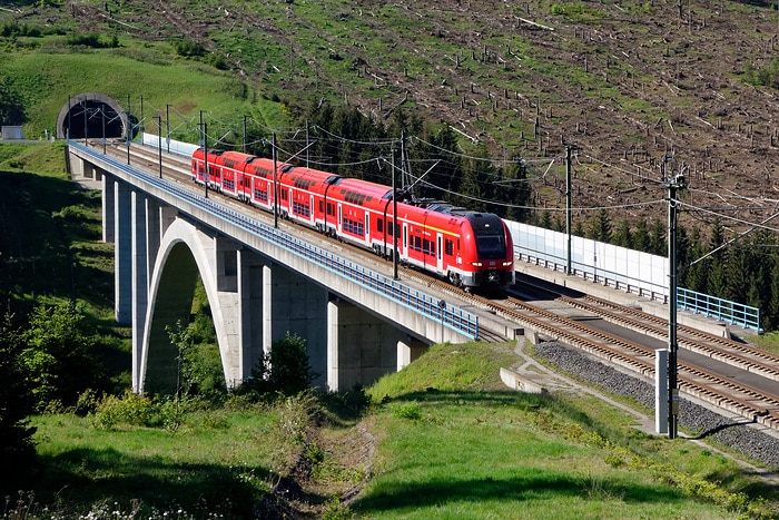 DB257506 Franken-Thüringen-Express auf der Oelzetalbrücke