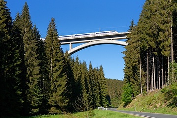 Ein ICE 3 (Baueihe 403) des DB Fernverkehr als "Sprinter" auf der Schnellfahrstrecke durch den Thüringer Wald (Ebensfeld – Erfurt, VDE 8). Brücke Massetal.