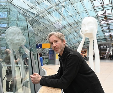 Künstler Andreas Schmitten mit seiner neuen Skulptur IMMATERIELLES, die heute am Fernbahnhof Flughafen Frankfurt enthüllt wurde.