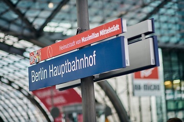 Deutsche Bahn würdigt Spieler der deutschen Nationalmannschaft mit Tafeln am Bahnhof ihres Heimatsorts - Namensschild von Maximilian Mittelstädt im Berliner Hauptbahnhof