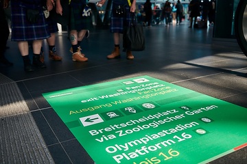Fußball-Europameisterschaft 2024 - Wegweiser im Berliner Hauptbahnhof.