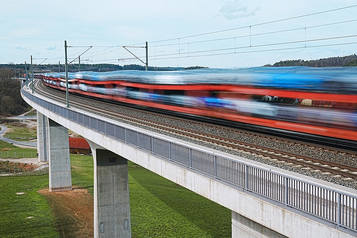 DB236436 Autotransport überquert die Aurachtalbrücke