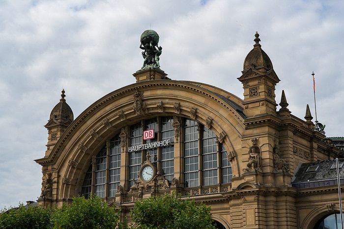DB269246 Frankfurt (Main) Hbf - Empfangshalle mit Atlas-Skulptur