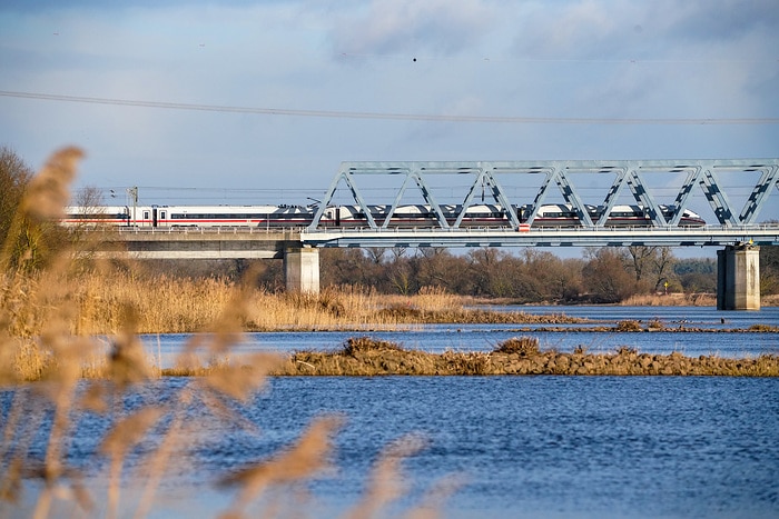 DB274241 ICE 4 auf der Elbebrücke Hämerten