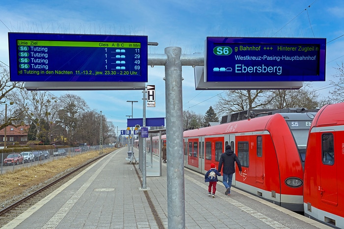 DB274468 Stockdorf - neue Bahnsteigausstattung