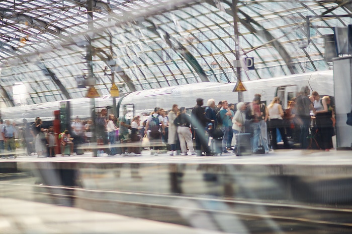 DB281795 Reisende im Berliner Hbf