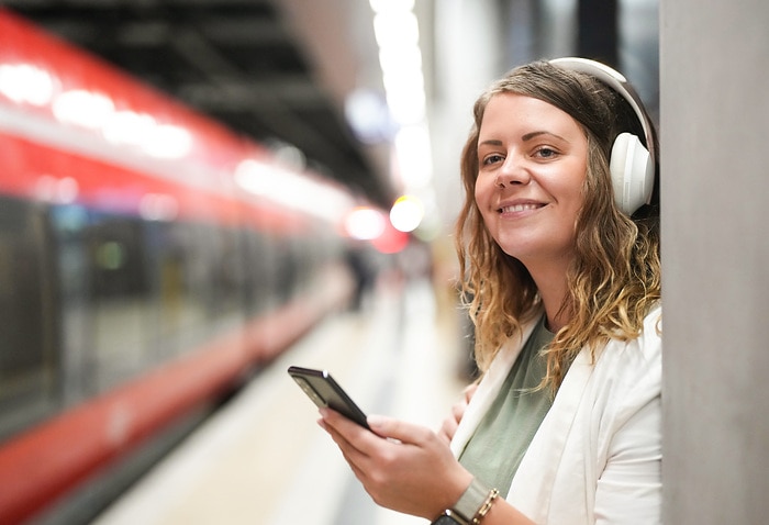 DB283019 Reisende mit Smartphone