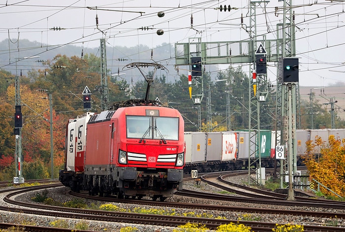 DB288137 Vectron der DB Cargo mit Containerzug