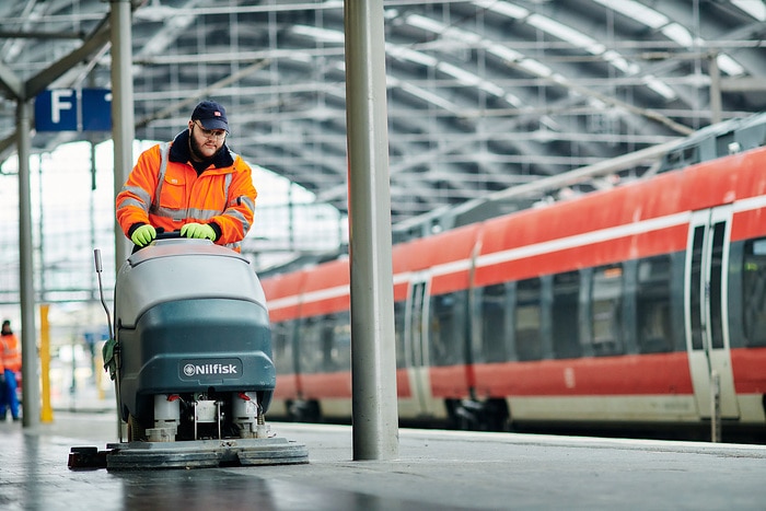 DB292541 Reinigung im Bahnhof