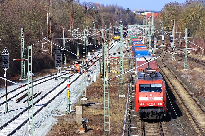 DB295723 DB Cargo durchfährt den Bahnhof Elze