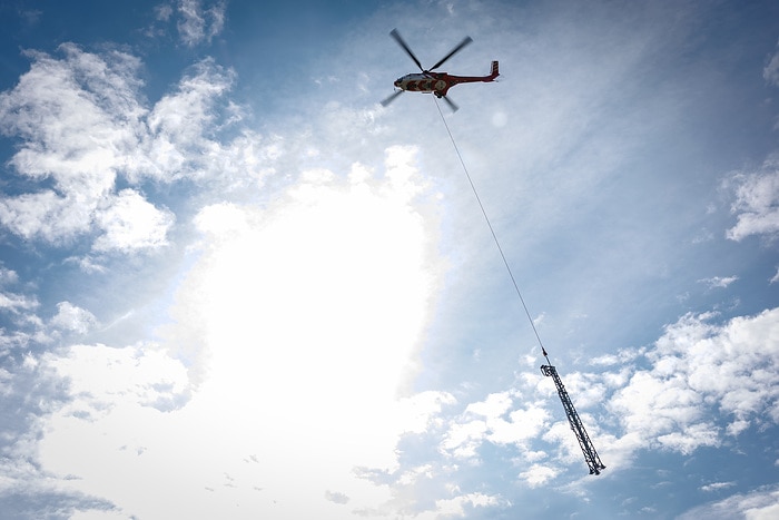 Transport von Masten per Hubschrauber