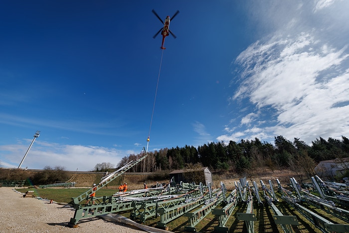 DB297280 Hubschrauber tranportiert Masten