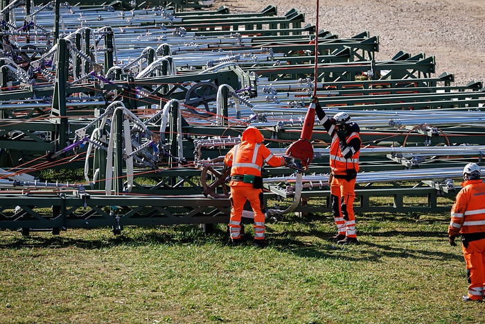 DB297284 Hubschrauber tranportiert Masten