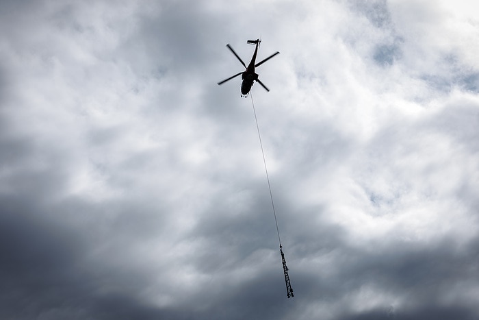DB297285 Hubschrauber tranportiert Masten