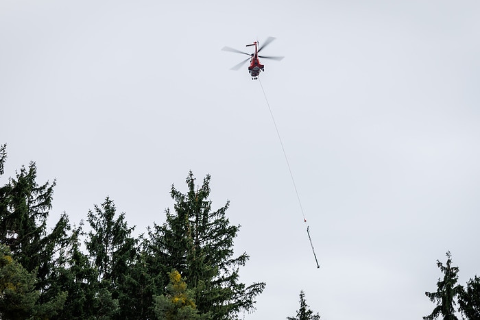 DB297286 Hubschrauber tranportiert Masten