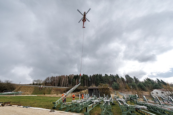 DB297288 Hubschrauber tranportiert Masten