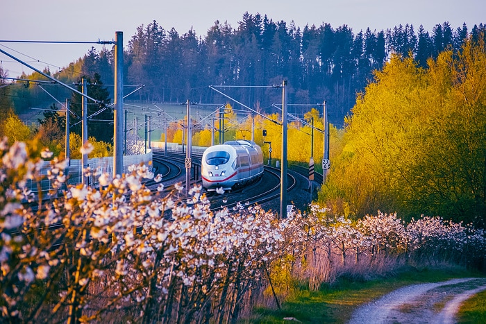 DB297717 ICE 3 im Frühling