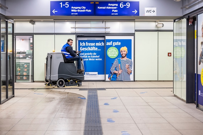 DB298242 Frühjahrsputz im Hbf Magdeburg