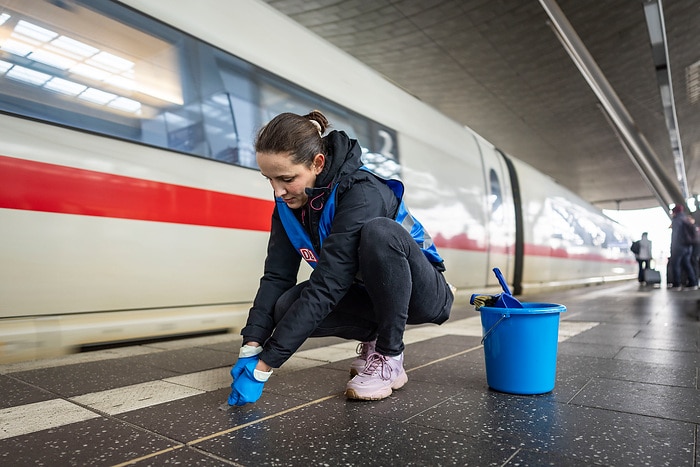 DB298317 Frühjahrsputz im Hbf Erfurt
