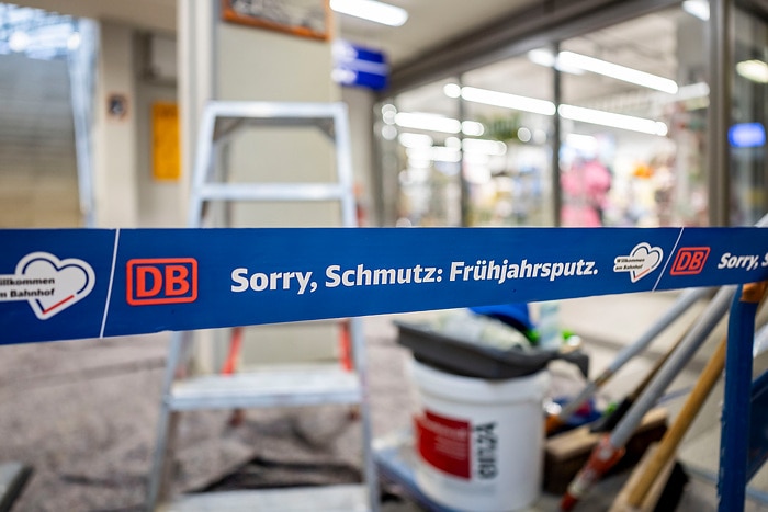 DB298542 Frühjahrsputz im Hbf Dresden