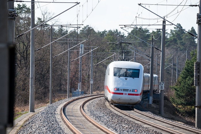 DB300720 Anhalter Bahn - ICE 1 auf dem Weg an den Main
