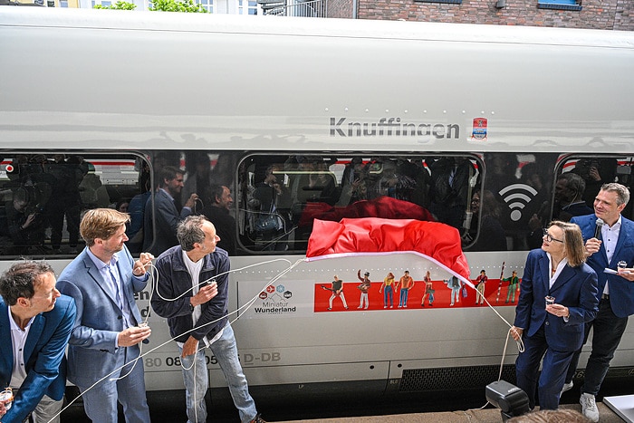 DB301355 ICE auf den Namen "Knuffingen" getauft