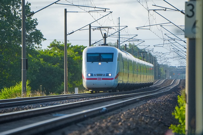 DB301982 Nach der Korridorsanierung rollen die Züge wieder