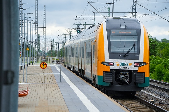 DB301987 Nach der Korridorsanierung rollen die Züge wieder