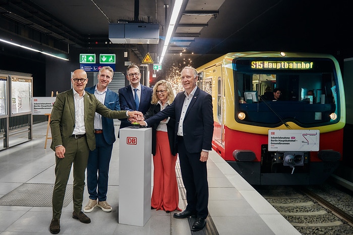 DB302011 S-Bahn-Linie S15 in Betrieb