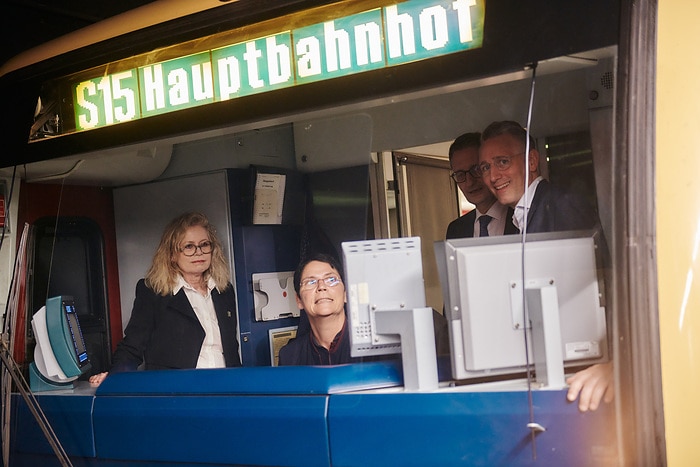 DB302021 S-Bahn-Linie S15 in Betrieb
