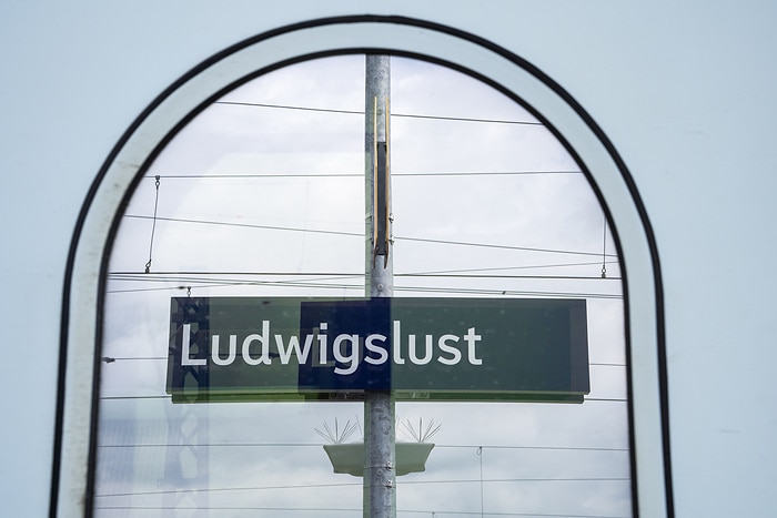 DB302186 Bahnhofsschild Ludwigslust