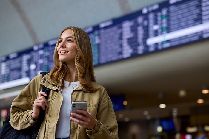 DB303164 Reisende mit Smartphone