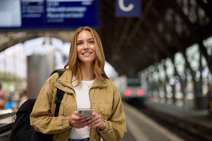 DB303165 Reisende mit Smartphone