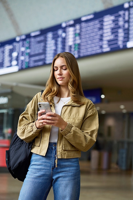 DB303166 Reisende mit Smartphone