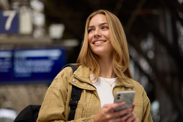DB303167 Reisende mit Smartphone
