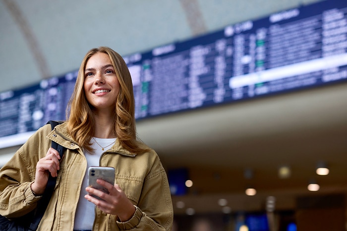 DB303168 Reisende mit Smartphone