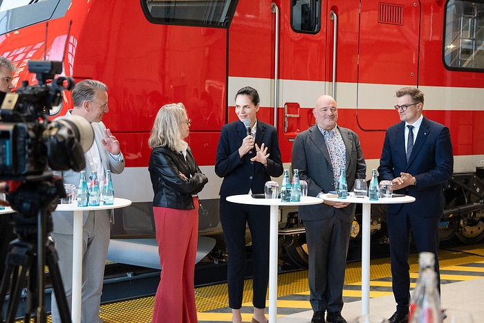 DB303732 DB Regio Nordost präsentiert Neufahrzeug KISS